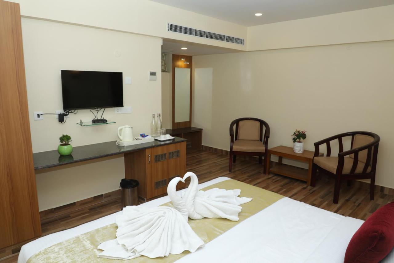 Gadiraju Palace Convention Centre & Hotel วิสาขปัตนัม ภายนอก รูปภาพ