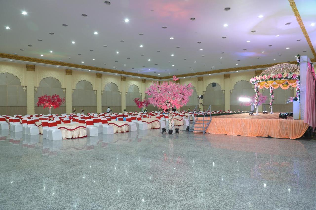 Gadiraju Palace Convention Centre & Hotel วิสาขปัตนัม ภายนอก รูปภาพ