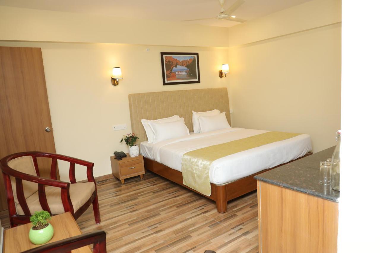 Gadiraju Palace Convention Centre & Hotel วิสาขปัตนัม ภายนอก รูปภาพ