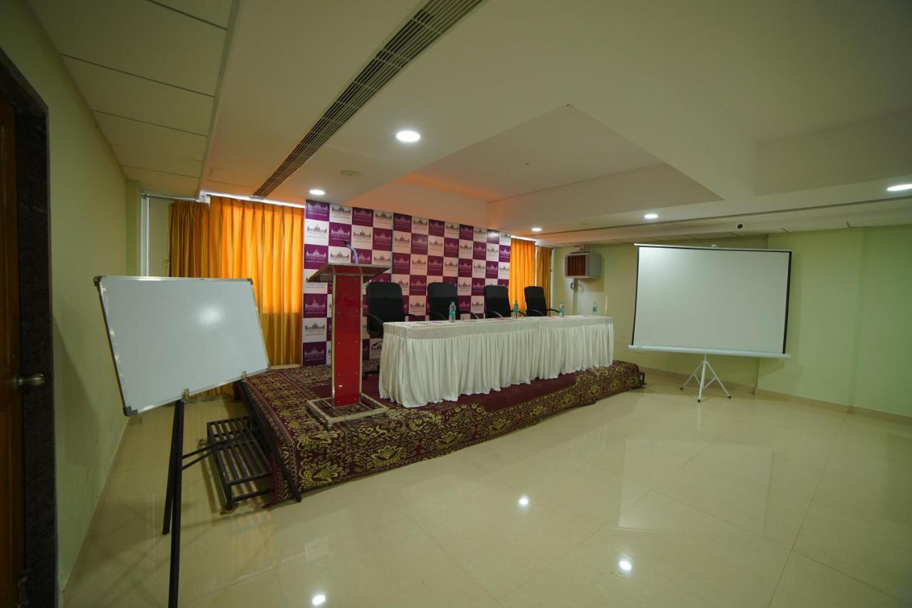 Gadiraju Palace Convention Centre & Hotel วิสาขปัตนัม ภายนอก รูปภาพ