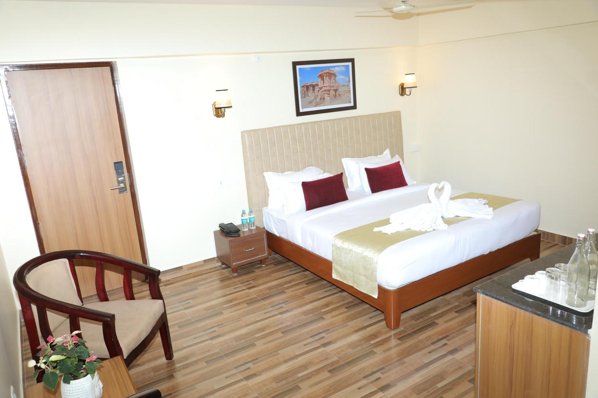 Gadiraju Palace Convention Centre & Hotel วิสาขปัตนัม ภายนอก รูปภาพ